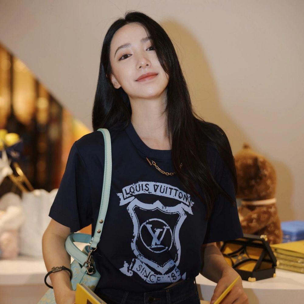 [루이비통] LOUIS VUITTON 네이비스타일 배지 프린트 티셔츠