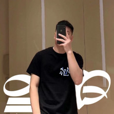 [루이비통] LOUIS VUITTON 핸드페인티드 그래피티 레터 프린트 티셔츠