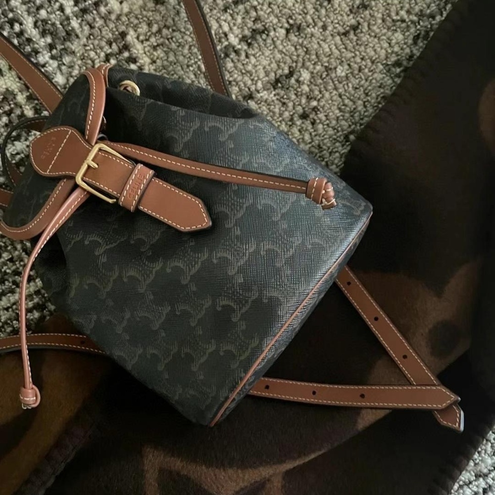 [셀린느] CELINE TRIOMPHE BACKPACK- 셀린느 미니 폴코 백팩 트리오페 TAN 197662CAS.04LU 17x20x20cm