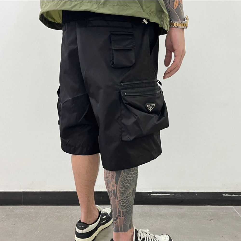 [프라다] PRADA 리-나일론 배지 버뮤다 쇼츠