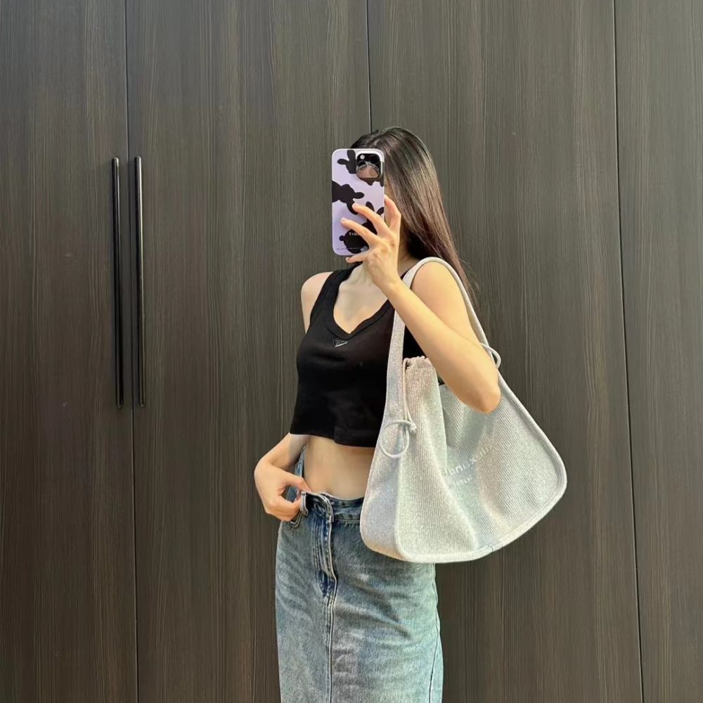 [프라다] PRADA 클래식 트라이앵글 숏 슬리브리스