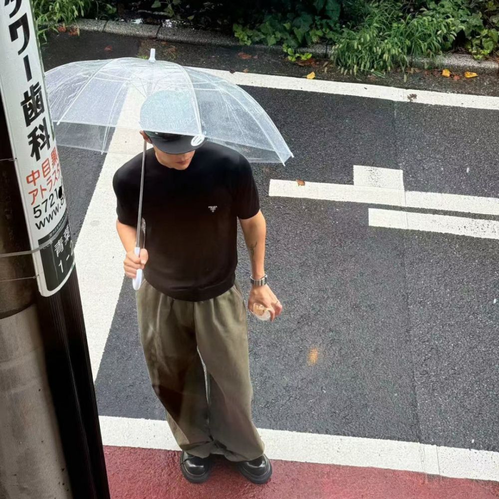 [프라다] PRADA 인버티드 프라이앵글 자수 니트 티셔츠