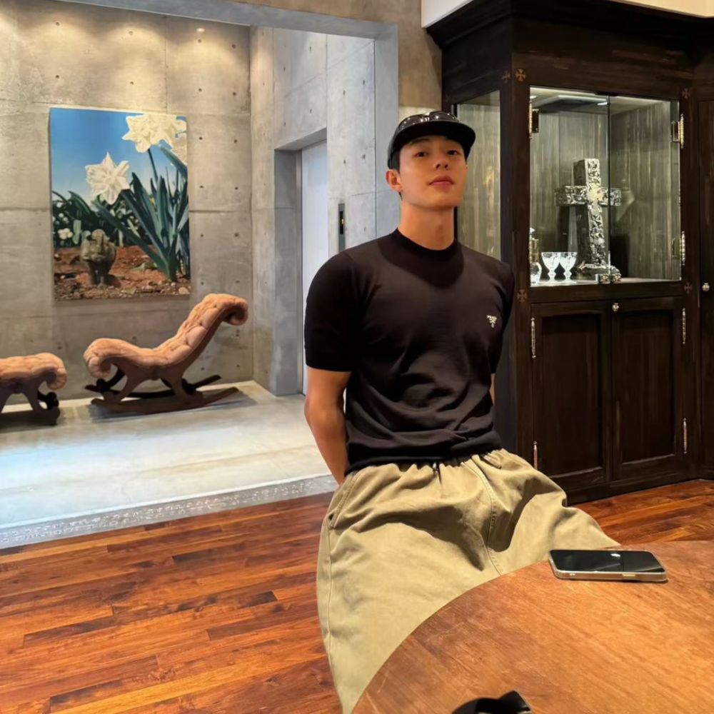 [프라다] PRADA 인버티드 프라이앵글 자수 니트 티셔츠