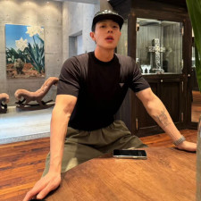 [프라다] PRADA 인버티드 프라이앵글 자수 니트 티셔츠