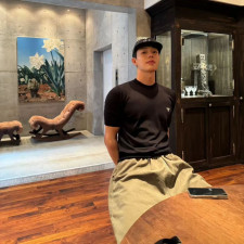 [프라다] PRADA 인버티드 프라이앵글 자수 니트 티셔츠