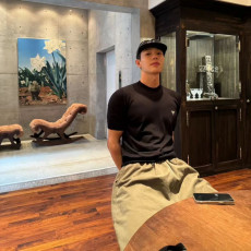 [프라다] PRADA 인버티드 프라이앵글 자수 니트 티셔츠