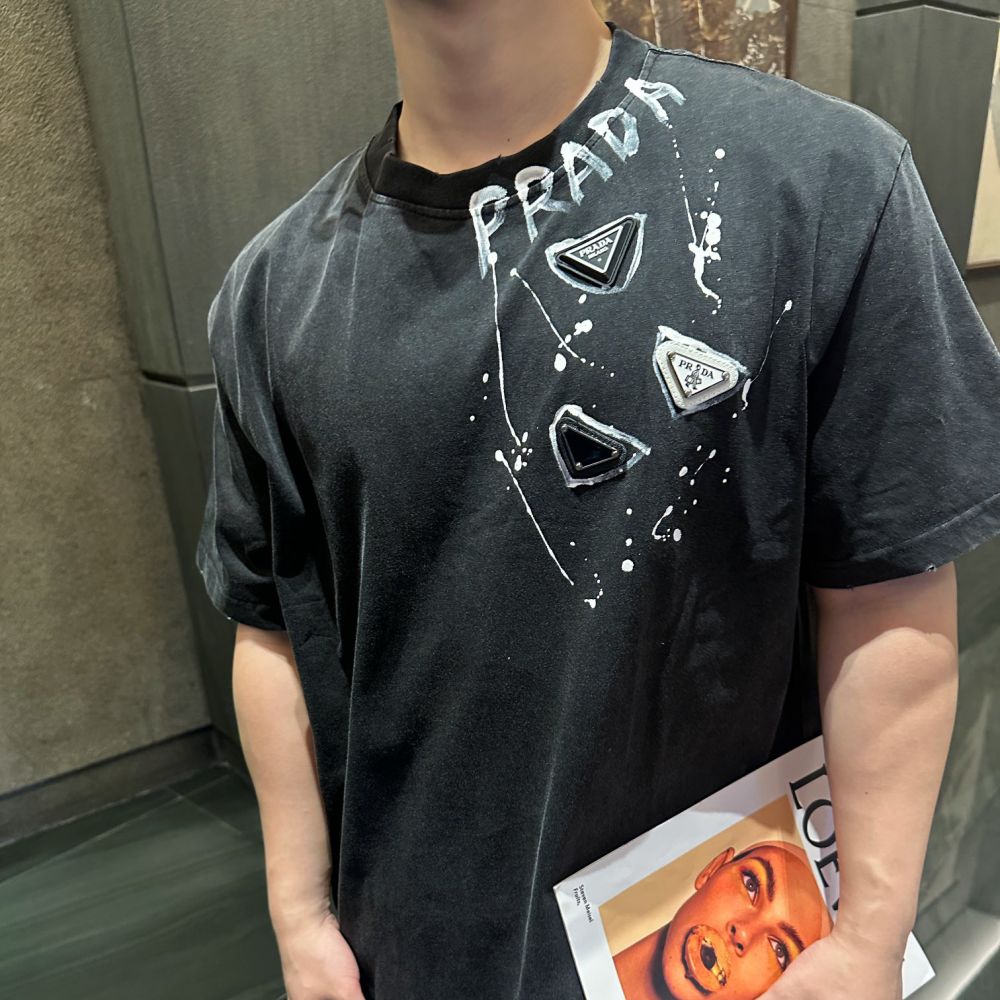 [프라다] 핸드패인트 레터 워시드 트라이앵글 로고 티셔츠