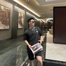 [프라다] 핸드패인트 레터 워시드 트라이앵글 로고 티셔츠