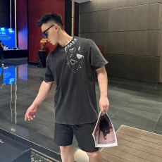 [프라다] 핸드패인트 레터 워시드 트라이앵글 로고 티셔츠