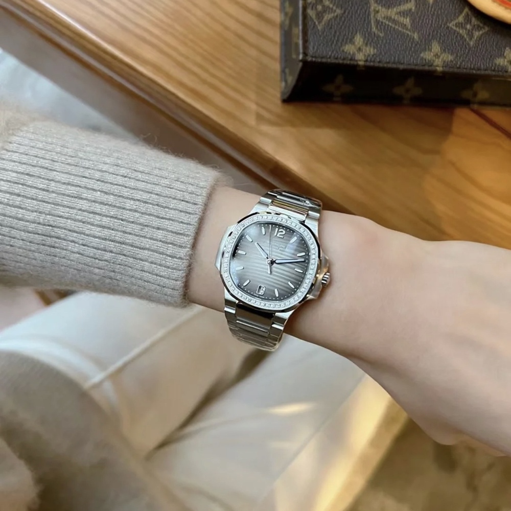 [파텍필립] Patek Philip Nautilus ref. 7010 파텍필립 노틸러스 33mm